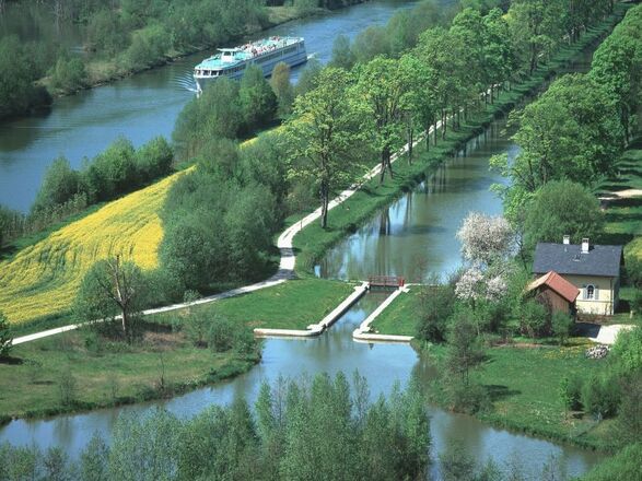 Main-Donau-Kanal auf der linken Seite und der Ludwig-Donau-Main-Kanal auf der rechten Seite bei Essing im Altmühltal