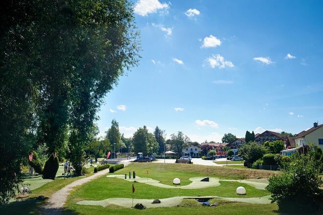 SpielGolf begeistert durch Abwechslung und Bewegung auf naturnahen Golfbahnen.