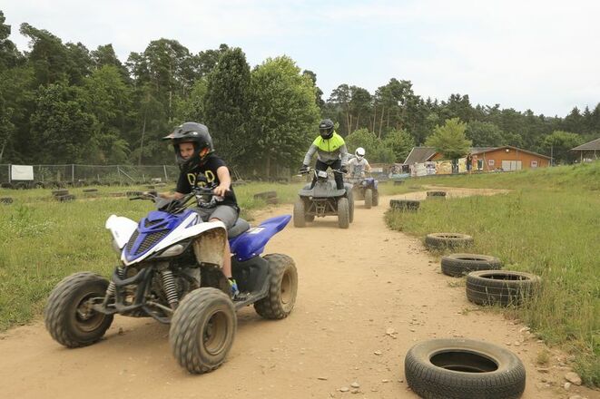 Fahrspaß verspricht auch die Quadbahn der Sommerrodelbahn Altmühlbob in Riedenburg.