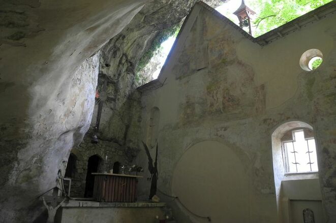 Felsenkirche der Einsiedelei Klösterl im Naturschutzgebiet Weltenburger Enge