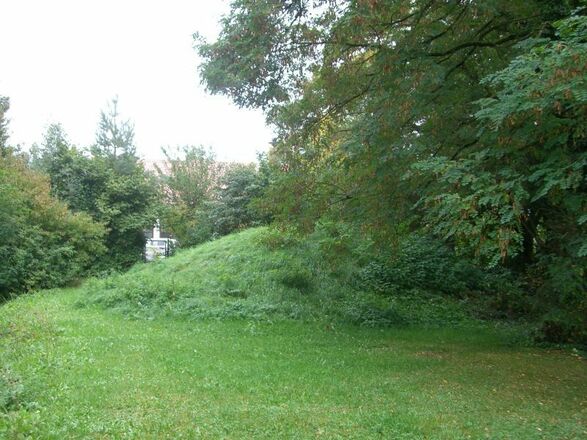 Nachbau eines Grabhügels aus der Bronzezeit in Essing-Altessing im Altmühltal