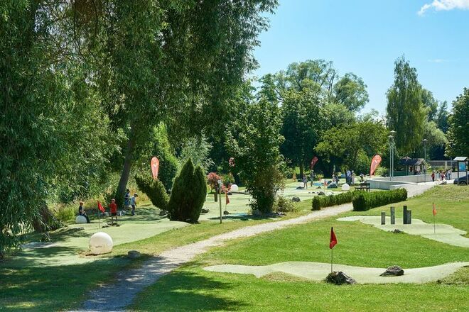 Die Eisvogel SpielGolf Anlage in Bad Gögging - Das Spiel vollzieht sich auf 18 einzelnen Bahnen, die deutlich größer sind als beim Minigolf.