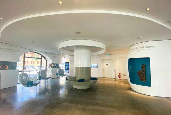 In futuristisch anmutenden Bubble-Chairs können Sie außerdem ganz gemütlich auf einem der Tablets noch mehr zur Geschichte der Stadt nachlesen oder im Web surfen.