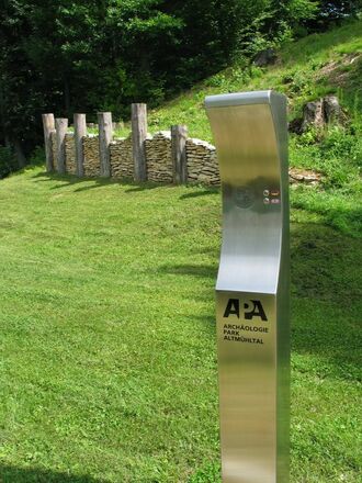 frühkeltische Mauerrekonstruktion und Hörpunkt auf dem Michelsberg in Kelheim