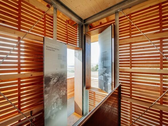 Zeitfenster im Inneren des Limeswachtturmes in Hienheim bei Neustadt a. d. Donau im Hopfenland Hallertau