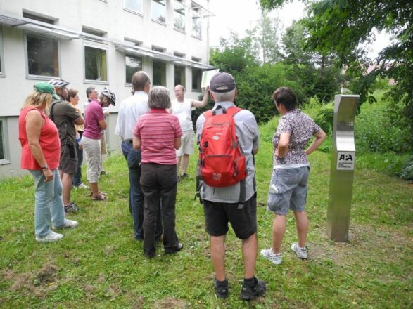Führung am Nachbau des Grabhüges der Bronzezeit in Essing-Altessing im Altmühltal
