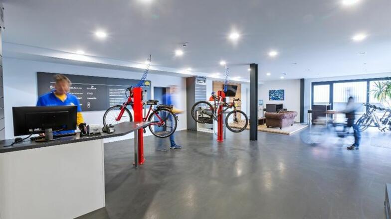 Der großzügige Fahrradannahmebereich