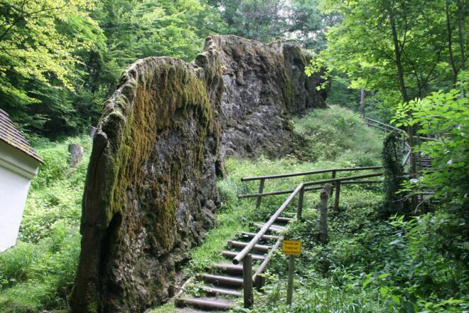 Das Geotop "Wachsender Felsen von Usterling"