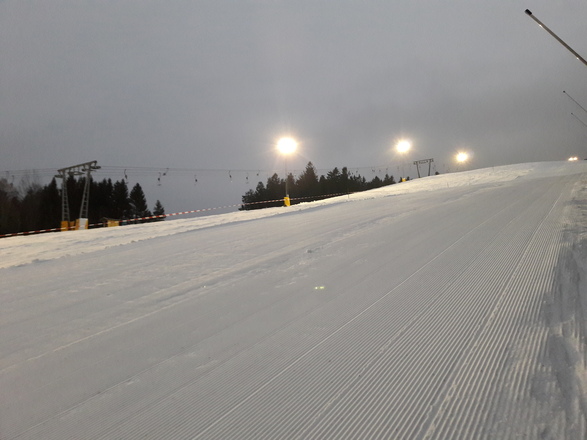Flutlichtpiste im Bergblick