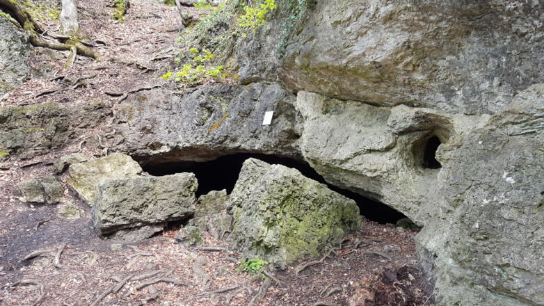 Die etwas abseits des Wanderwegs befindliche Witzenhöhle