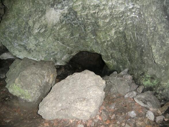 Hinter diesen beiden Blöcken beginnt der Kriechgang in den spannenden Teil der Höhle