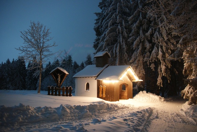 Kapelle in Winternacht