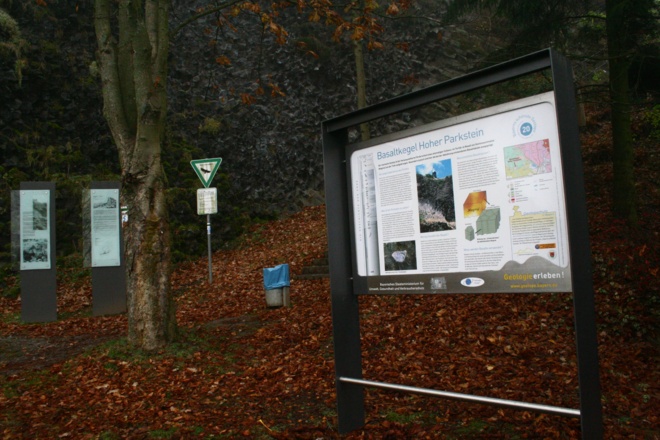 Infotafel "Bayerns schönste Geotope" unter der Basaltwand am Parkstein