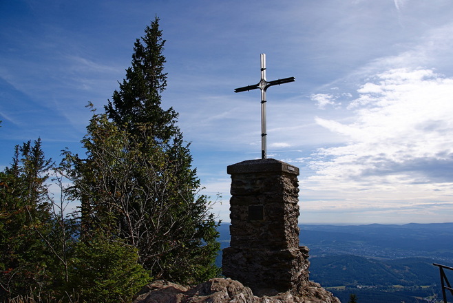 Gipfelkreuz im Sommer