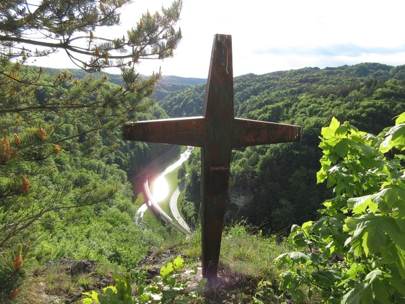 Gipfelkreuz mit einer der schönsten Aussichten in der Fränkischen Schweiz