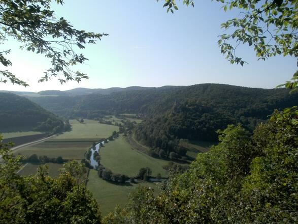 Blick von der Roten Leite über die Flussschleife der Wiesent zur Burgruine Neideck
