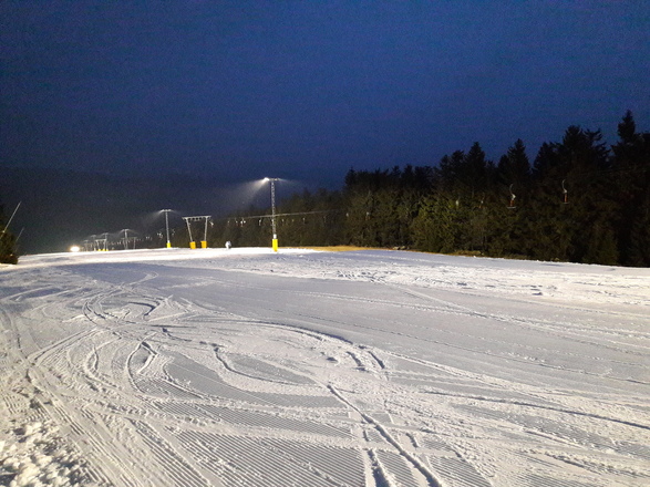 Flutlichtpiste aus dem Gipfelbereich