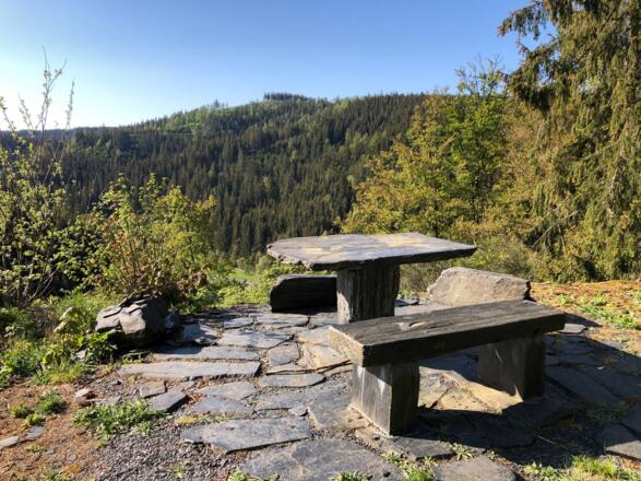 Schiefertisch an den Schieferhalden Dürrenwaiderhammer