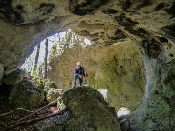 Die Durchgangshöhle "Schwingbogen"
