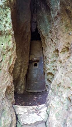 Der zwischen dem 01.10. und 30.04. verschlossene Eingang  der Schönsteinhöhle