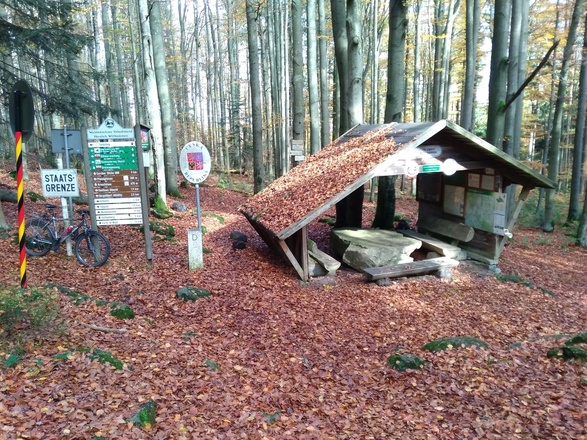 Unterstandshütte beim Dreiwappenfelsen Grenze CZ/D