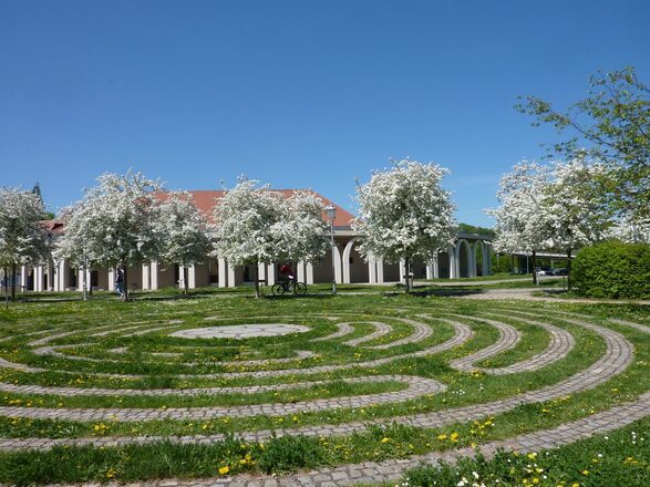 Jean-Paul-Leseweg mit Rasenlabyrinth