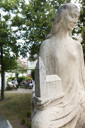 Stilla-Kloster-Kirche mit Kreuzigungsgruppe