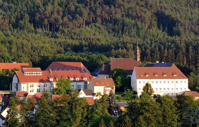 Stilla-Kloster-Kirche mit Kreuzigungsgruppe