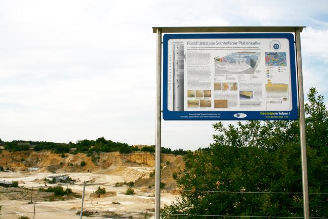 Infotafel Fossilfundstelle Solnhofener Plattenkalke