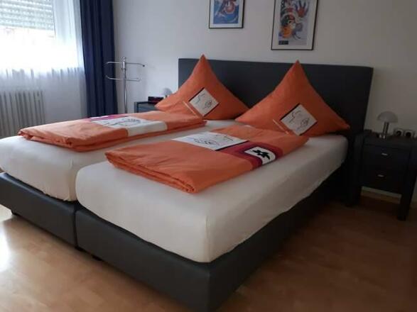 Schlafzimmer mit Boxspringbett