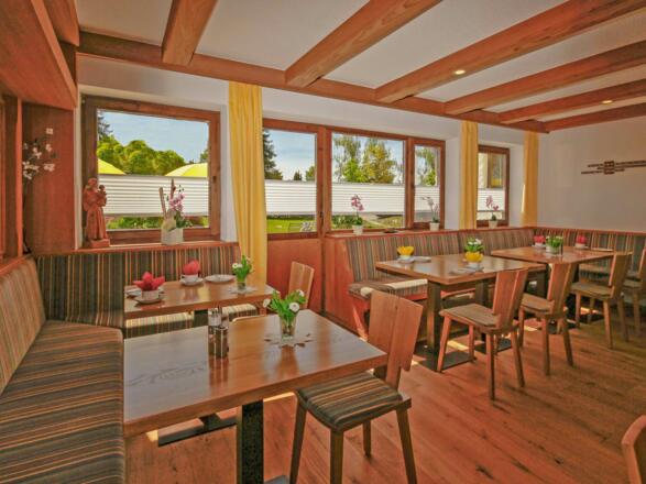 Frühstücksraum mit Frühstücksterrasse