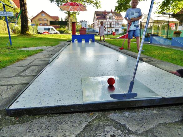 Na? Mit wieviel Schuss bekommen Sie den Ball ins Loch?
