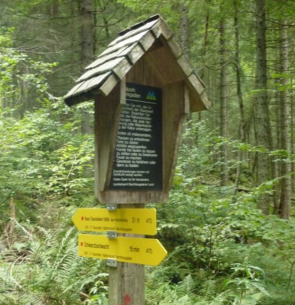 bei der Wegtafel links abzeigen