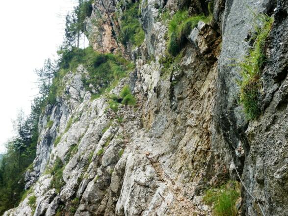 In den Fels gesprengter Steig