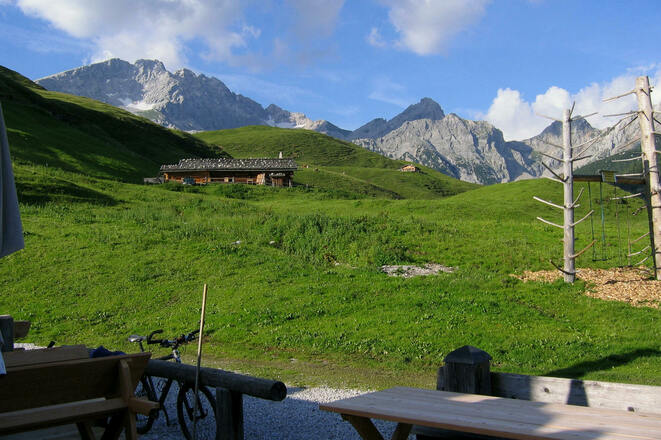 Blick von der Jausenstation auf die Kallbrunnalm