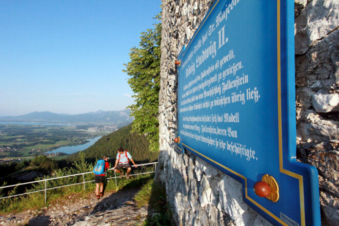 Wanderer an der Burgruine Falkenstein oberhalb vom Weißensee