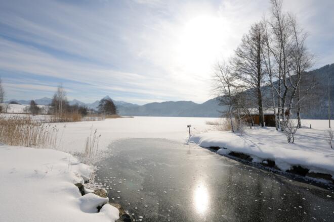 Blick über den Weissensee auf die Ammergauer Alpen