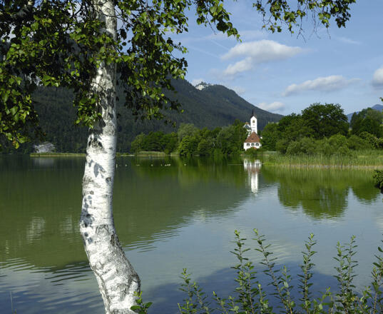Blick über den Weißensee auf die Pfarrkirche St. Walburga