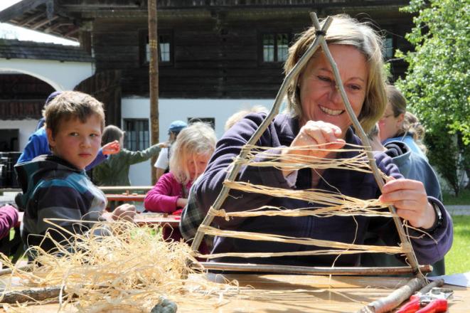 Besucher können sich selbst am bäuerlichen Handwerk probieren.