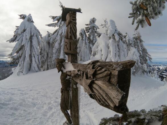 schön geschnitztes Gipfelkreuz auf dem Teisenberg