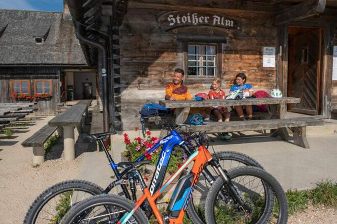 Stoisseralm Rast vor Alm