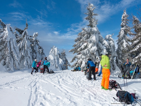 Gipfel Teisenberg mit tief eingeschneiten Kreuz