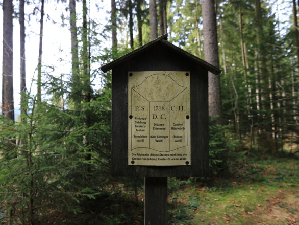 Schild mit Erklärung der Zeichen