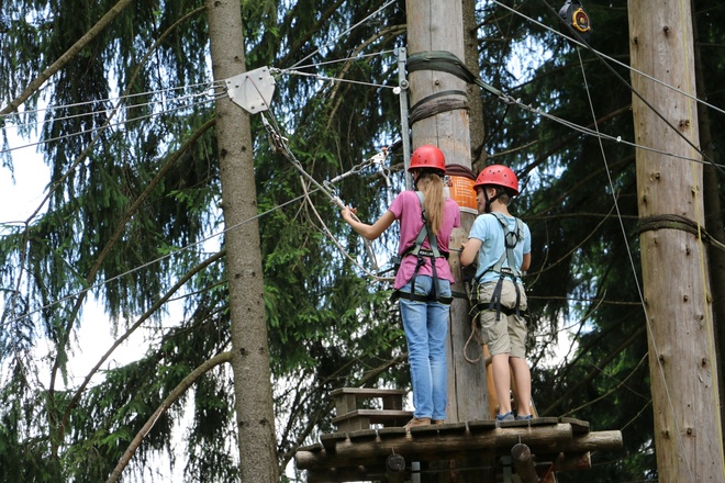 Gut gesichert klettern im Waldseilgarten Höllschlucht