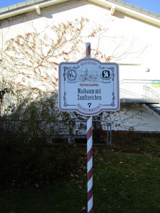Maibaum mit Zunftzeichen