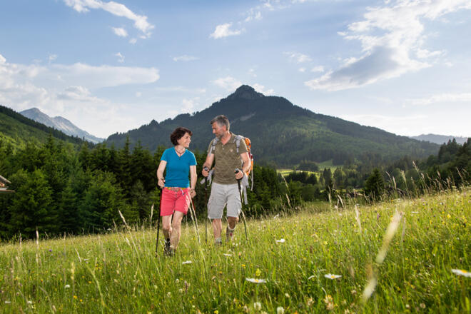 Wandern durch Bergwiesen bei Pfronten im Allgäu