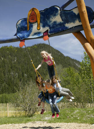 Frau Holle SChaukel auf dem Märchenspielplatz