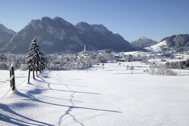 Ortsansicht Pfronten im Winter, Kienberg und Edelsberg im Hintergrund