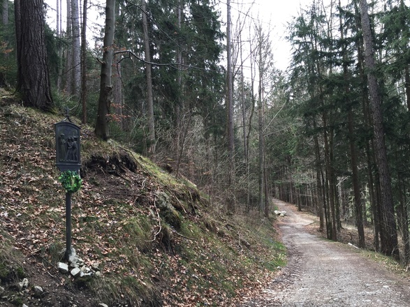Weg zur Abendmahlkapelle mit Kreuzweg