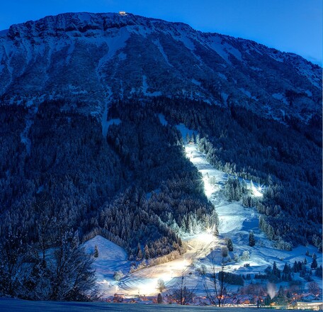 Tiroler Stadl auf halber Höhe und Ostlerhütte auf dem Gipfel des Breitenbergs